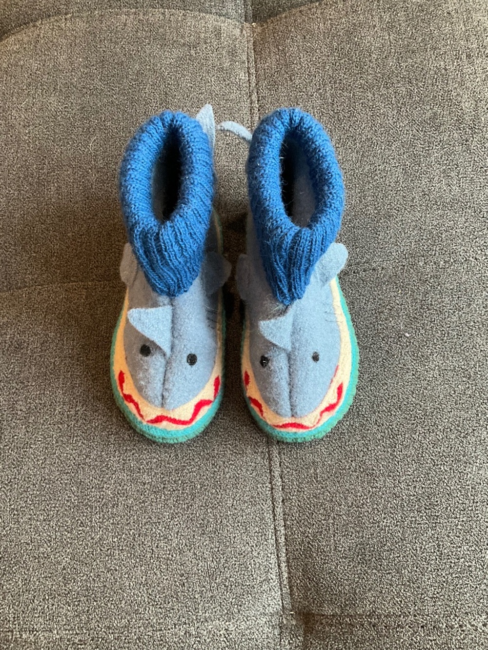 NWOT Garnet Hill Woolmark Wool Shark Slippers Size 06